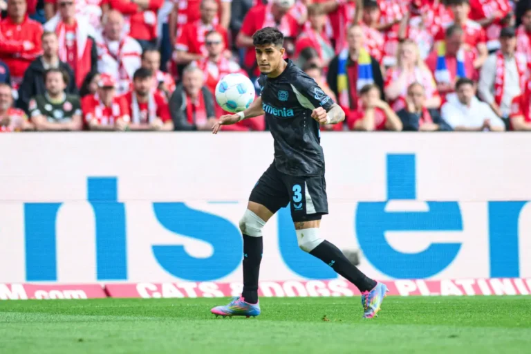 Piero Hincapié courtisé par le Real Madrid ©Alamy