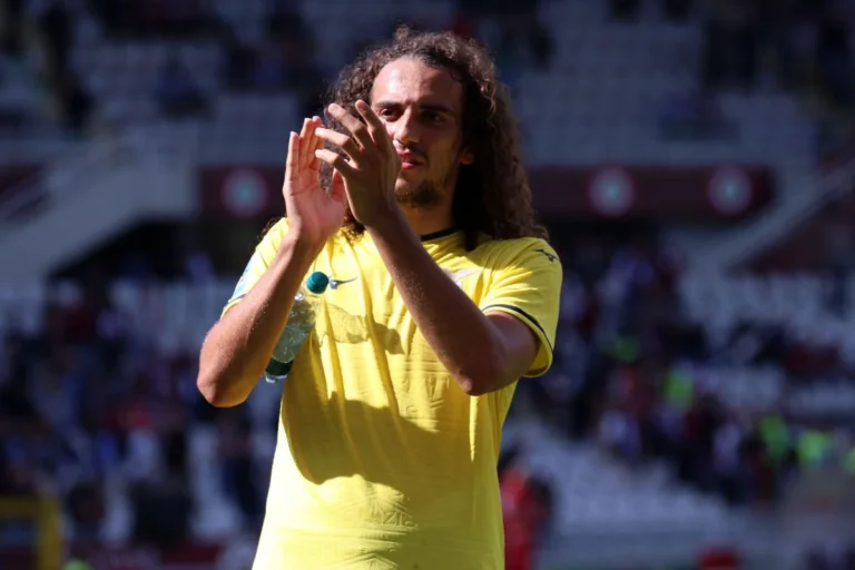 Guendouzi remerciant les fans laziales @Alamy